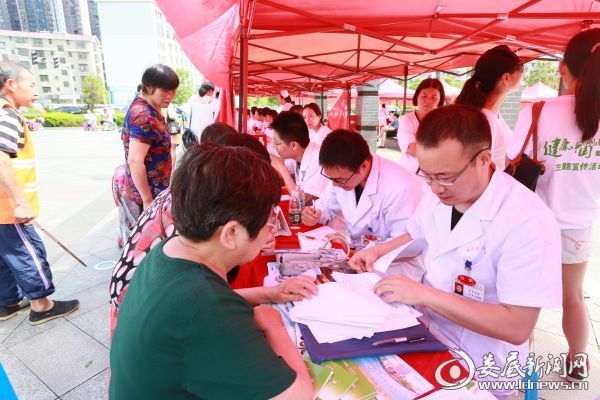 娄底市中心医院专家耐心为市民解疑答惑