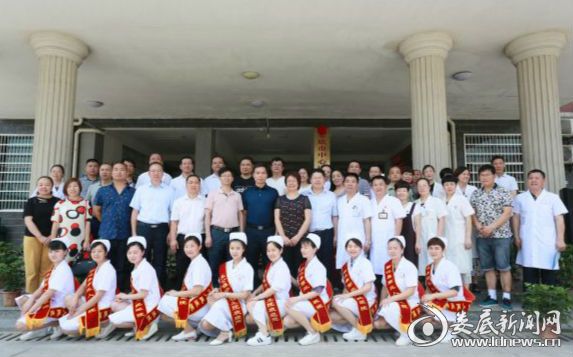 与会领导和两院工作人员合影留念