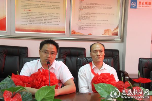 援非专家、泌尿外科副主任医师张雄峰(左)做工作汇报并发表感言