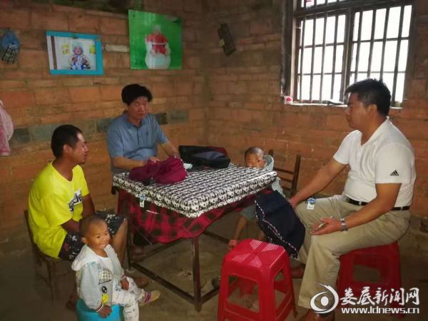 （走访慰问贫困户）