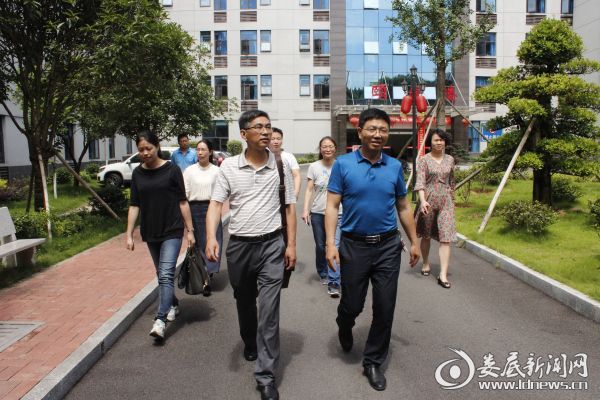 李永胜处长（前中）一行在医院督查工作