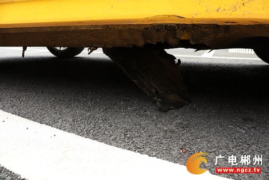 王先生的车底被井盖刮烂
