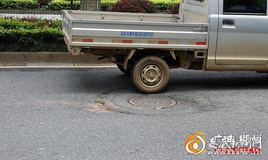被冲开的井盖已修复
