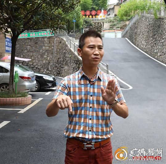 王先生向记者讲述昨晚经过