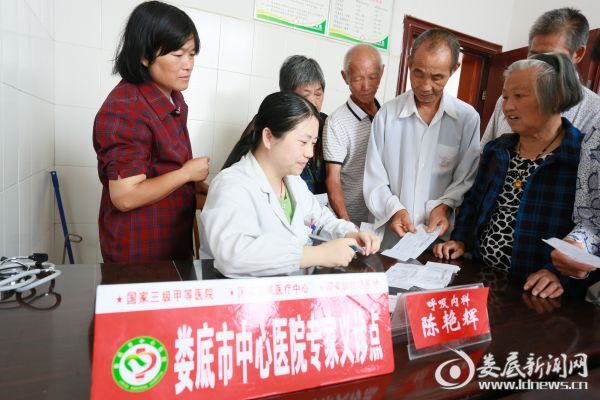 我院呼吸内科专家陈艳辉坐诊现场