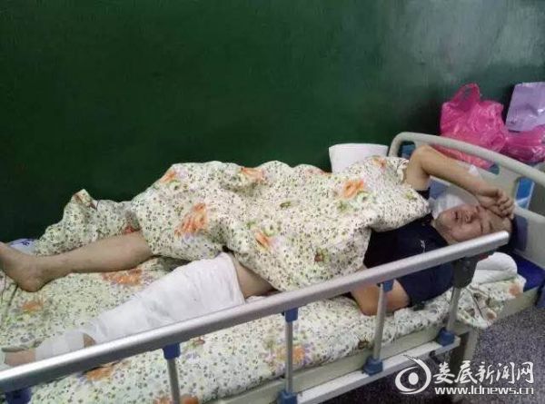 病床上的康红兴 (1)