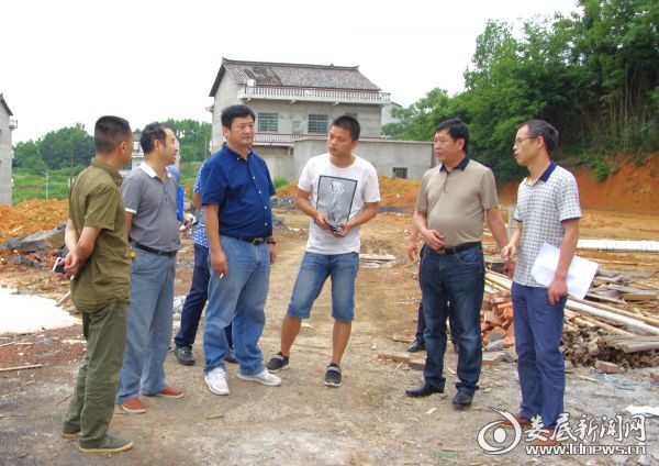 察看印塘乡益元村易地扶贫搬迁项目