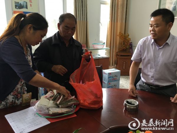 将爱心捐款送给阳舒怡爷爷