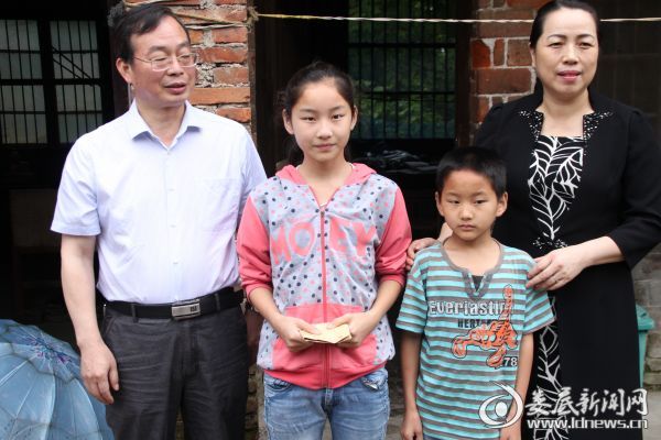 李有才、李耀文与因学致贫的重点帮扶对象梁有良姐弟