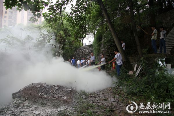 图为娄底市气象局组织开展消防安全生产应急演练  肖波摄