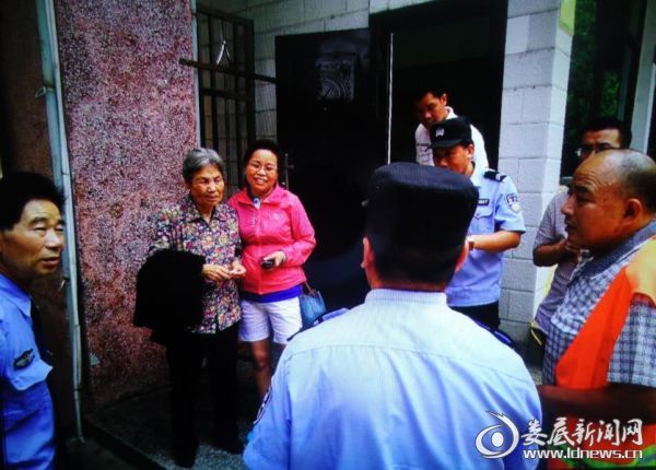 民警送老人回家