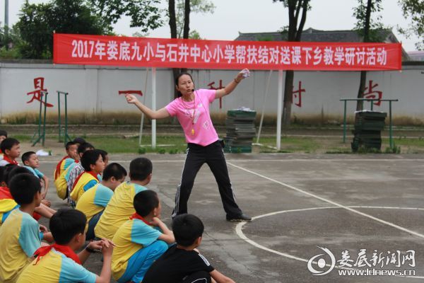 谭老师正在讲解动作要领 (2)