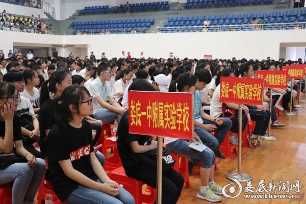 现场学生认真听讲