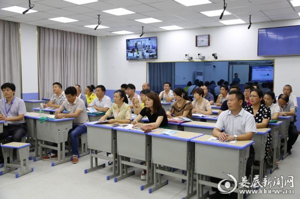 各校（园）安全工作负责人正认真听课