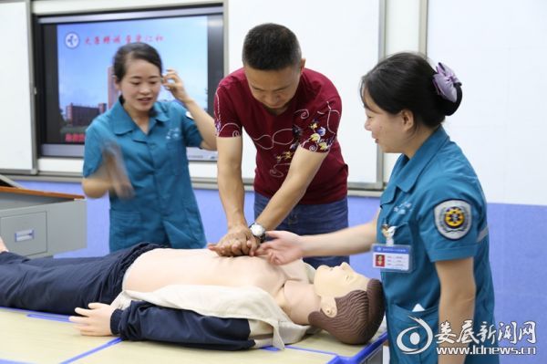 老师们在专家指导下模拟&ldquo;心肺复苏术&rdquo;
