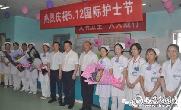 黄大生一行来到医院慰问工作在一线的护士