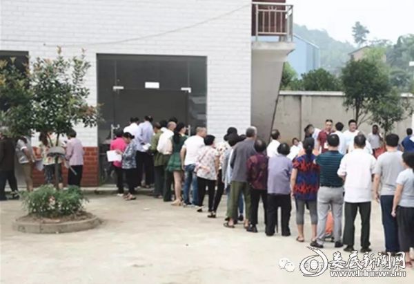 大清早，排起长长地队伍登记体检