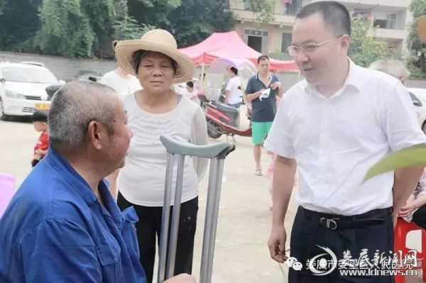 贺军民在体检现场与村民亲切交谈