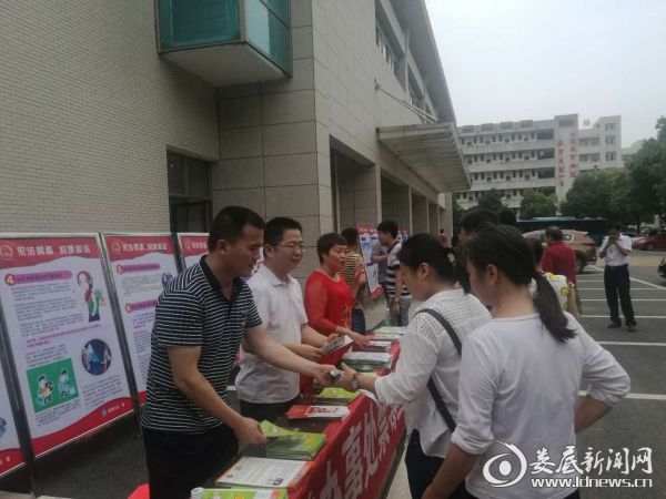 工作人员发放禁毒宣传资料
