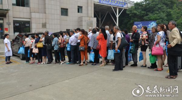 涟源古塘乡的近40名老人来到娄底爱尔眼科医院接受免费白内障救治