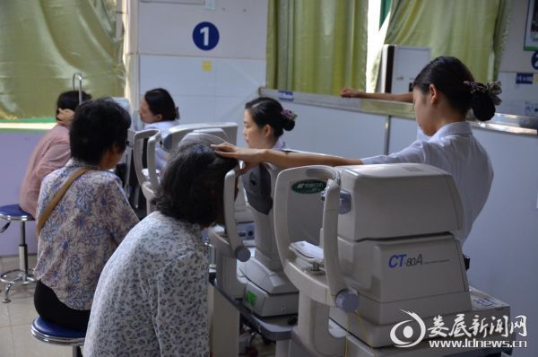 乡亲们正在进行术前全套检查