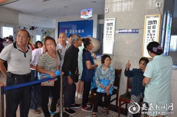 娄底爱尔眼科医院医务人员为古塘的乡亲们检测视力