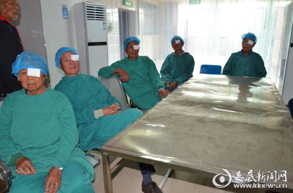 准备手术的乡亲们在手术室外静静等候