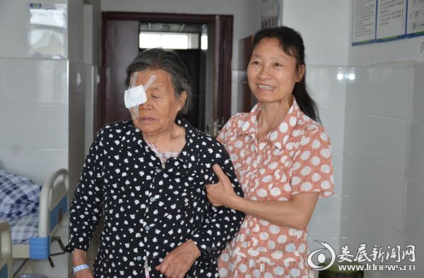 来自古塘79岁的王奶奶刚刚做完白内障手术回到病房