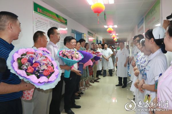 黄大生一行为医生送来鲜花表示慰问