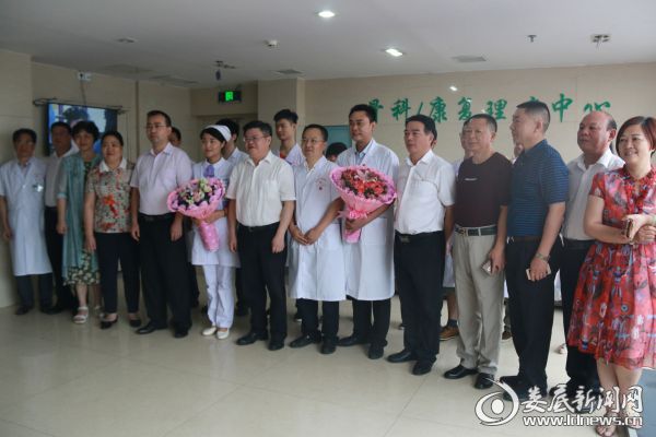 黄大生等与医生合影