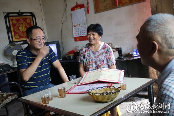 走访特困老支书刘台文1