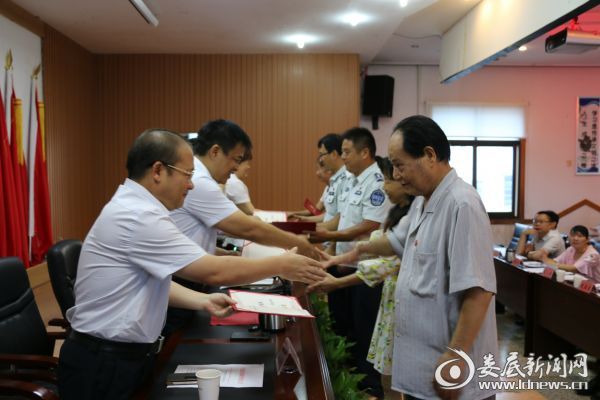 表彰优秀党员现场
