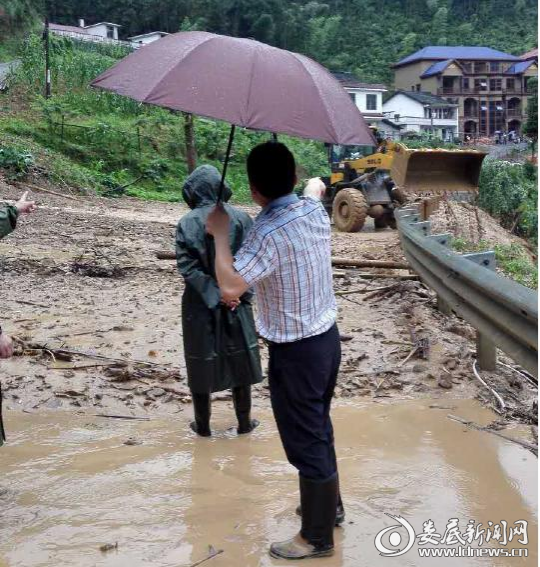 （镇长邹永忠现场指挥）