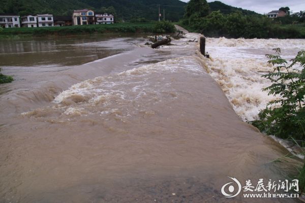 7月1日下午，丰华村邹家坝被大水淹没