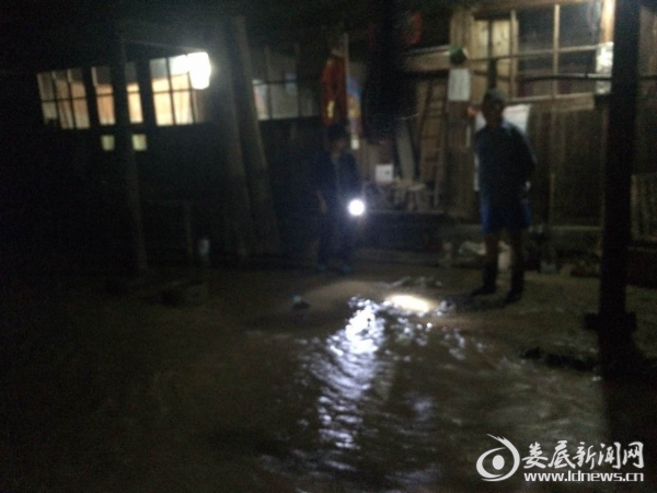 百姓房屋受灾现场