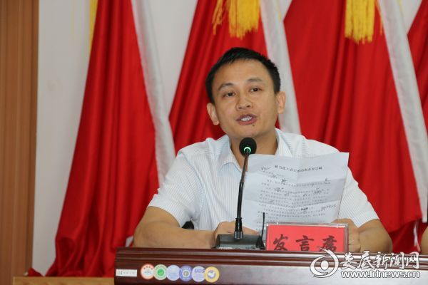 新当选的工会主席康文辉做表态发言