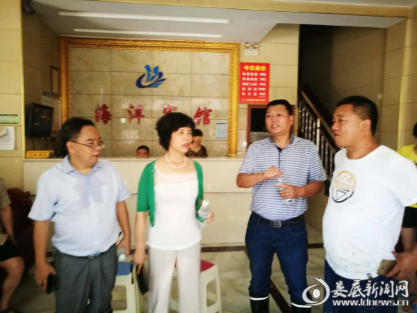 省民政厅谢桂林副处长（右二）、娄底市民政局党组成员、副局长刘琳（右三）在安置点看望受灾群众