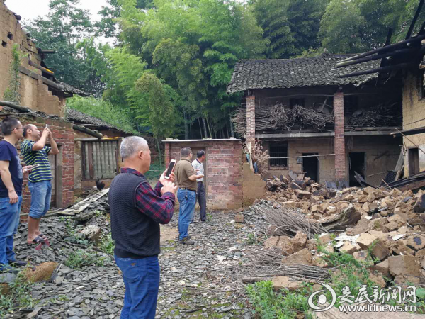 民政干部深入灾区核灾