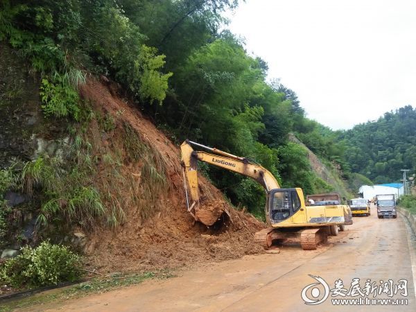 清理塌方,保障道路畅通