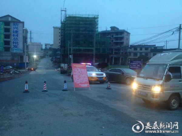 设置警示标志,维护交通秩序