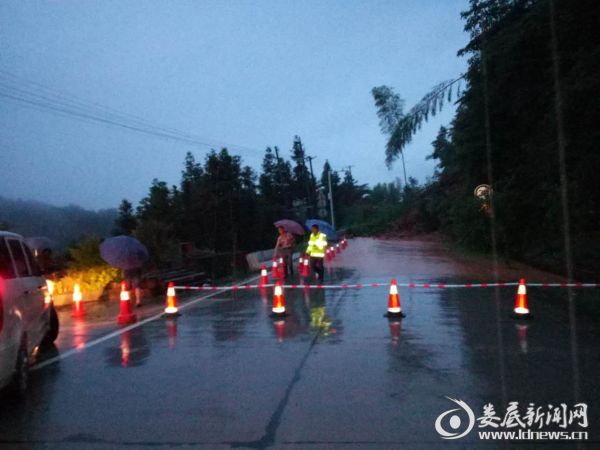 夜间作业,保障道路安全