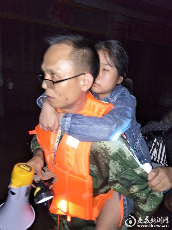 白溪镇纪委书记李文毅转移被困老人小孩4 (1)
