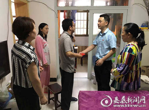 邹自平一行看望慰问社区困难居民