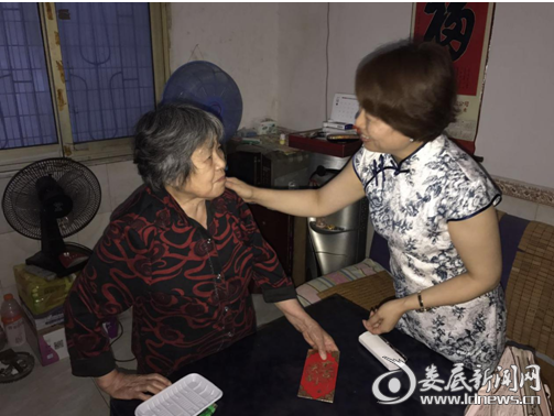 社区党总支书记谢阳建看望老党员
