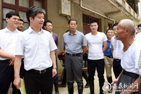 与受灾群众亲切交流