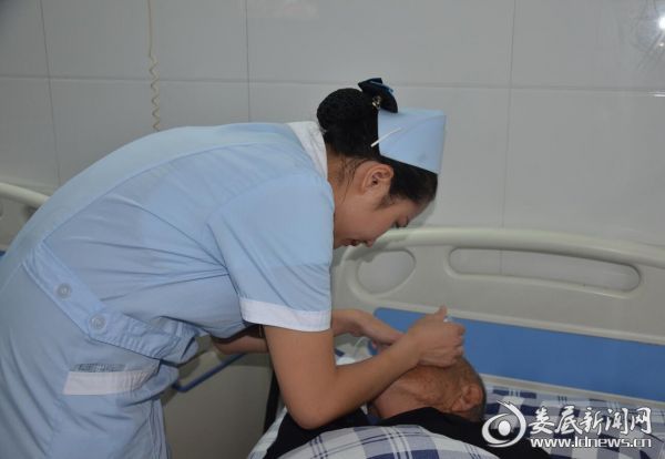 娄底爱尔眼科医院医护人员为白内障手术患者进行术前眼部消毒