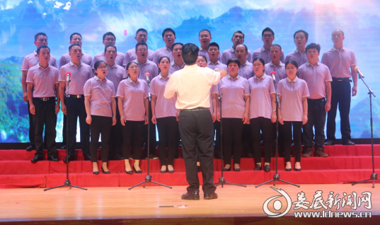 (图为县企业职工社会养老保险局进行合唱表演)