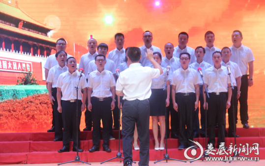 (图为县工伤保险局进行合唱表演)