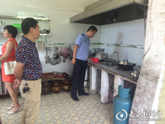 林场人大主任邹舒带队检查餐饮店厨房