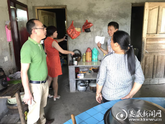 指导农家乐整改厨房,消除食品和消防安全隐患